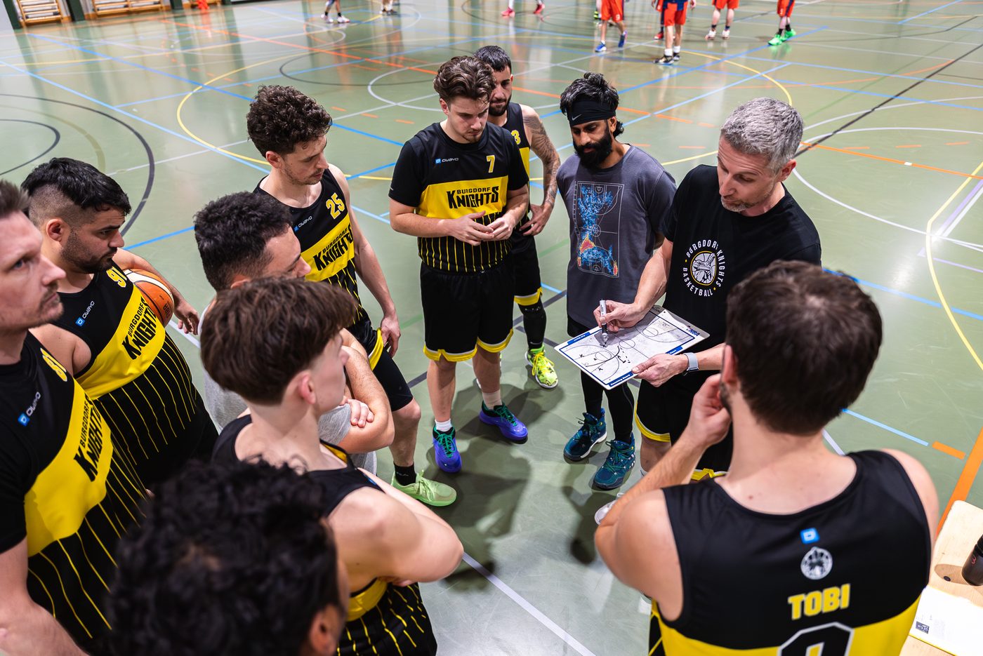 Herren der Burgdorf Knights bei einer Spielbesprechung