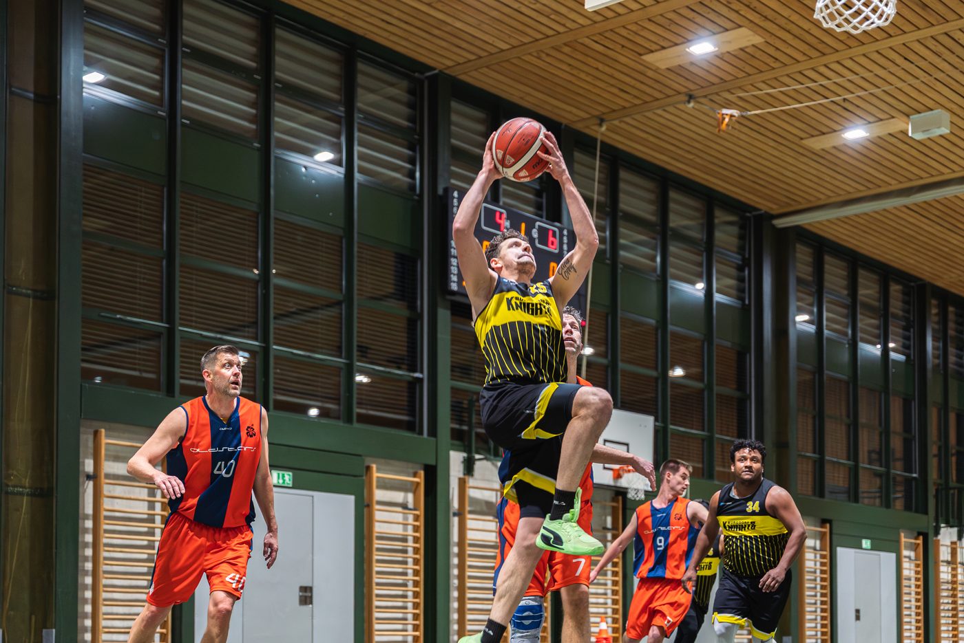 Wurf eines Herren-Spielers der Burgdorf Knights