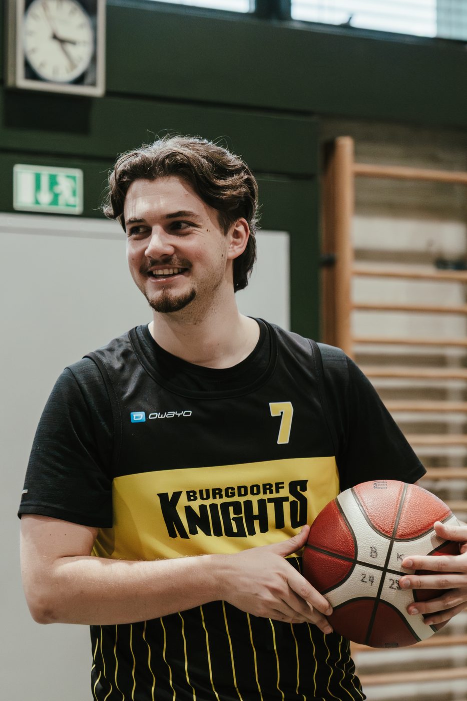 Spieler der Burgdorf Knights mit Basketball